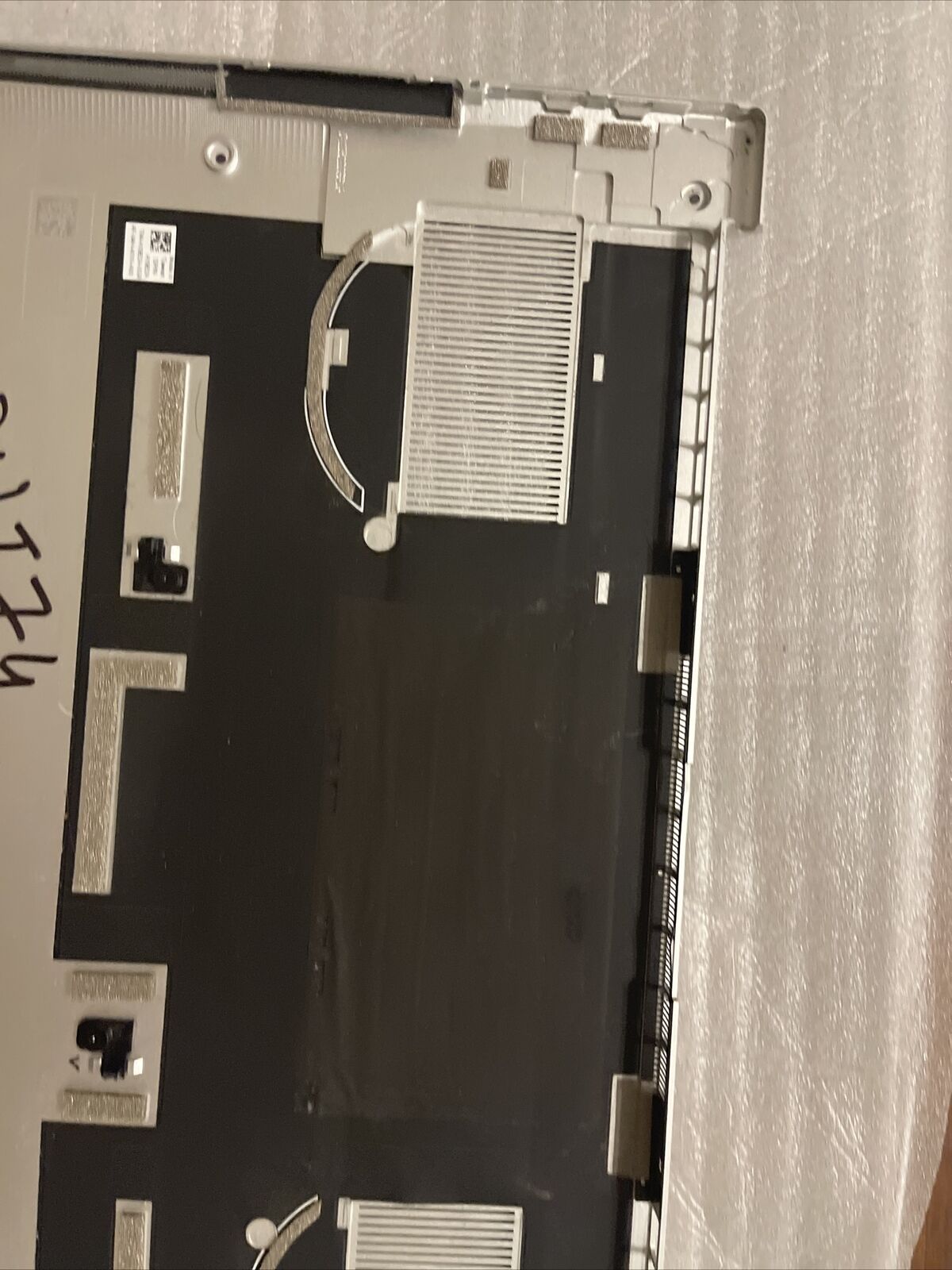 Dell  XPS 9500 15 Bottom Base Metal Cover W/Audio Port KVD7H DWT74 0DWT74 H4 C4