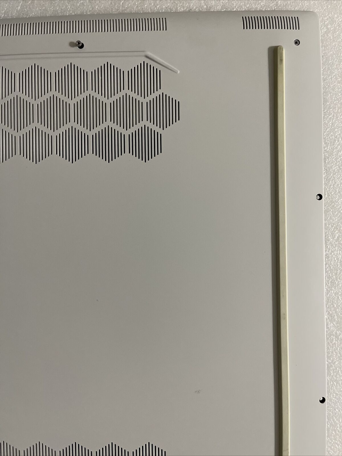 Genuine Dell ALIENWARE x17 R1 X17 R2 D White Bottom Base Back cover 94D11 H1 E1
