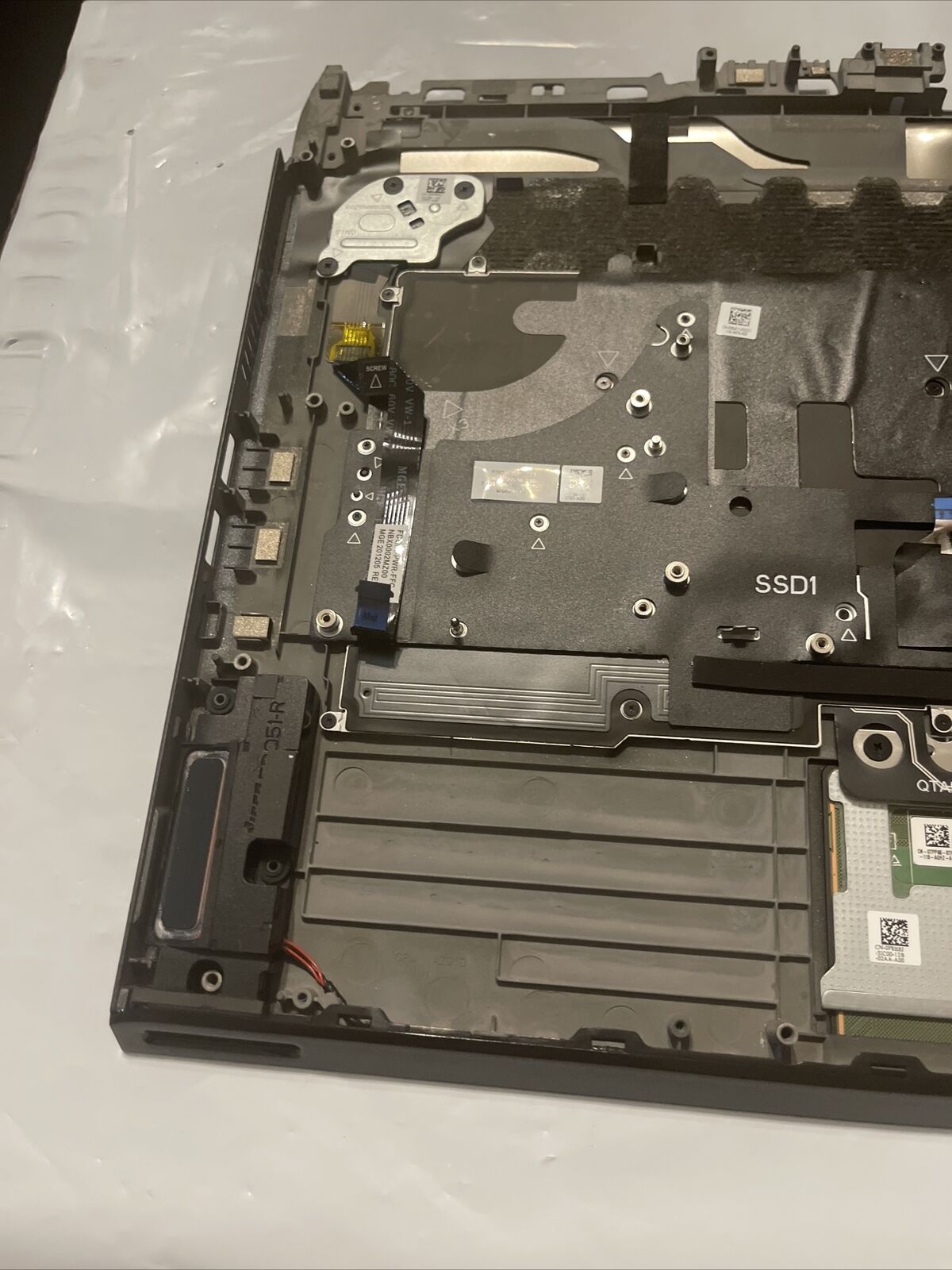 Dell Palmrest Keyboard Alienware15 M15 R3 Speakers/ extras 3DYGJ 03DYGJ P7 T3