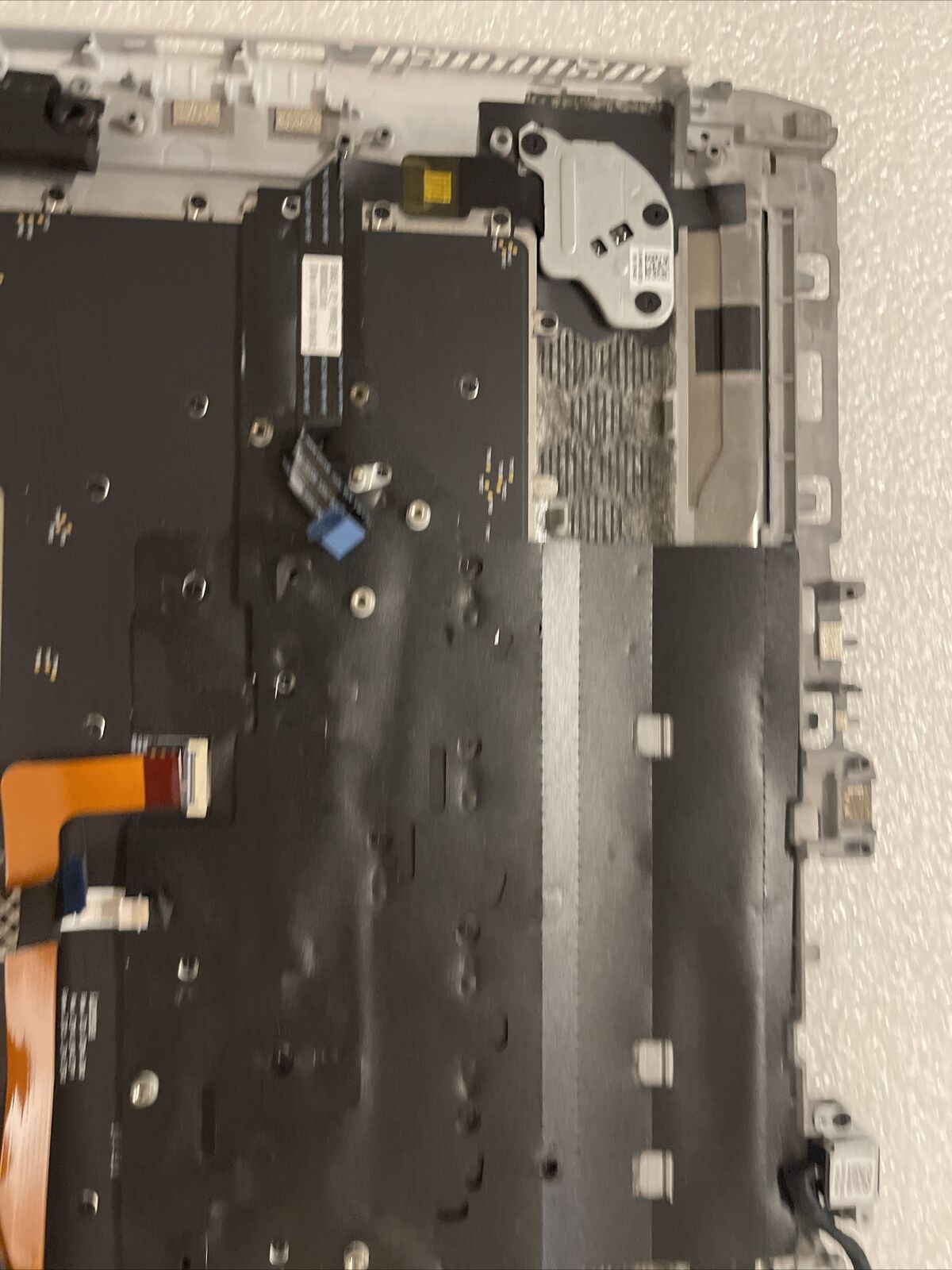 GENUINE Alienware M15 R2 Palmrest Keyboard Speakers / Extras MVM8D 0MVM8D H2 H2