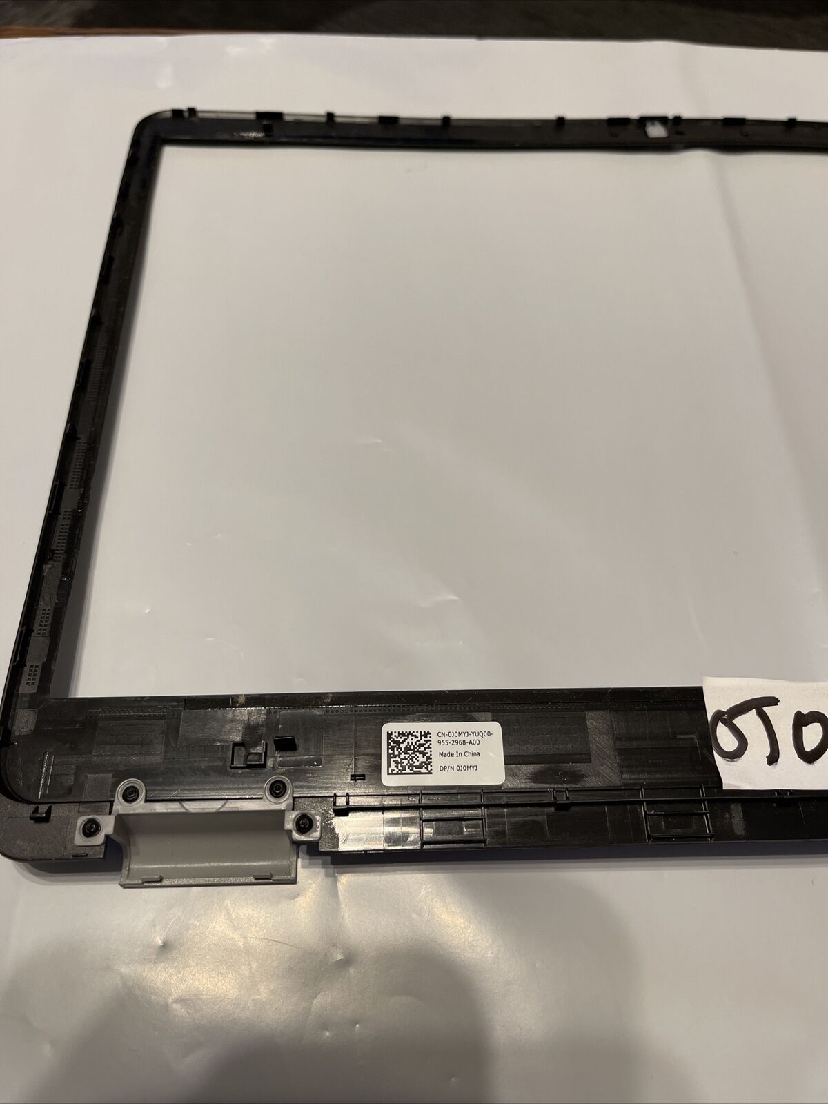 Genuine Dell Inspiron 15 5584 LCD Front Bezel P/N J0MYJ / 0J0MYJ N1