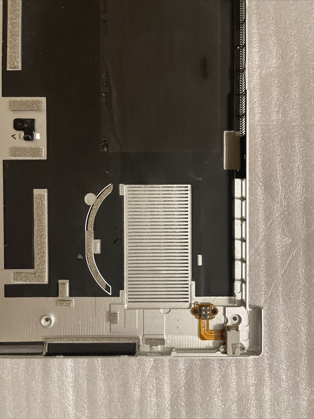 Dell  XPS 9500 15 Bottom Base Metal Cover W/Audio Port KVD7H DWT74 0DWT74 H4 C4