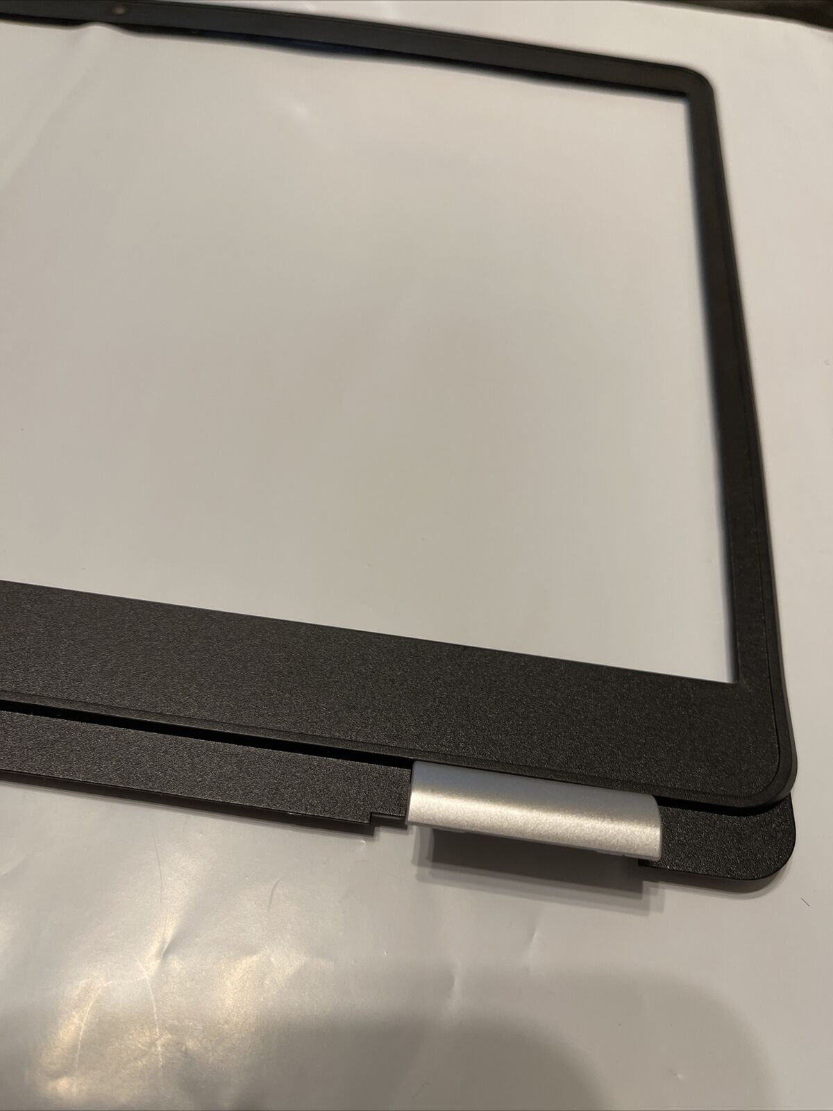 Genuine Dell Inspiron 15 5584 LCD Front Bezel P/N J0MYJ / 0J0MYJ N1