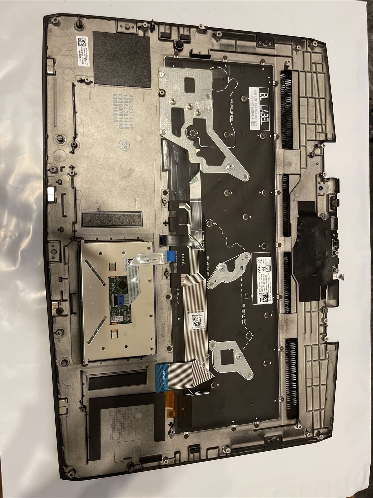 Genuine Dell Alienware M17 Laptop Palmrest Top Cover Assembly GYGKG 0GYGKG P4 T3