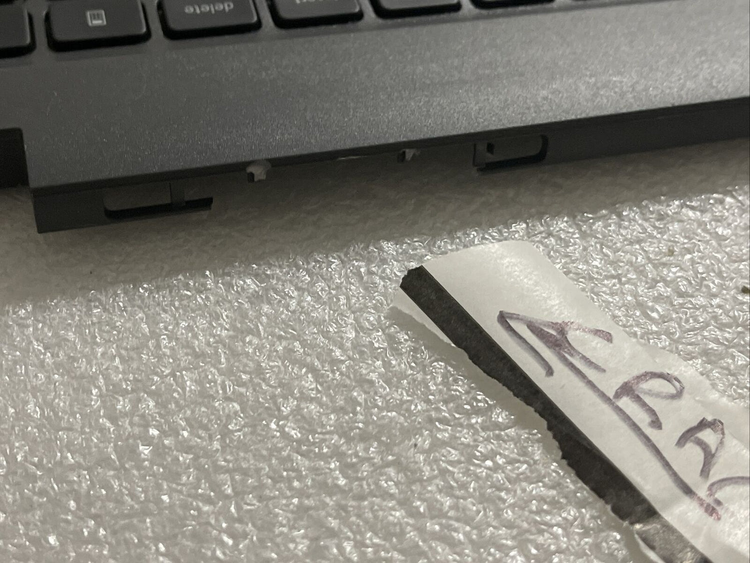 Dell Latitude 3540  Palmrest US English keyboard DVR0W 0DVR0W H1 P5 damage Broke